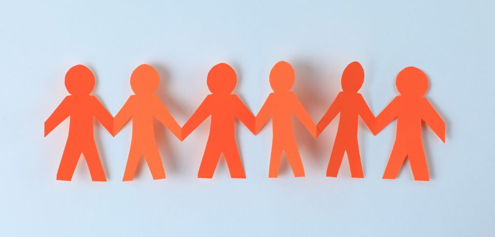 équipe - personnage en papier se tenant la main